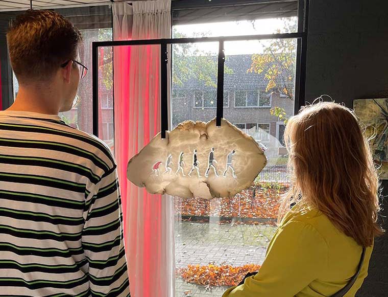 Bezoekers op expositie Josette Dekkers